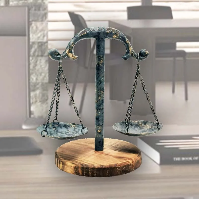 Vintage Judge Hat Scale Desk Decor Elegant Iron Craft Balance Statue Classic Fairness Symbol Home Decoration