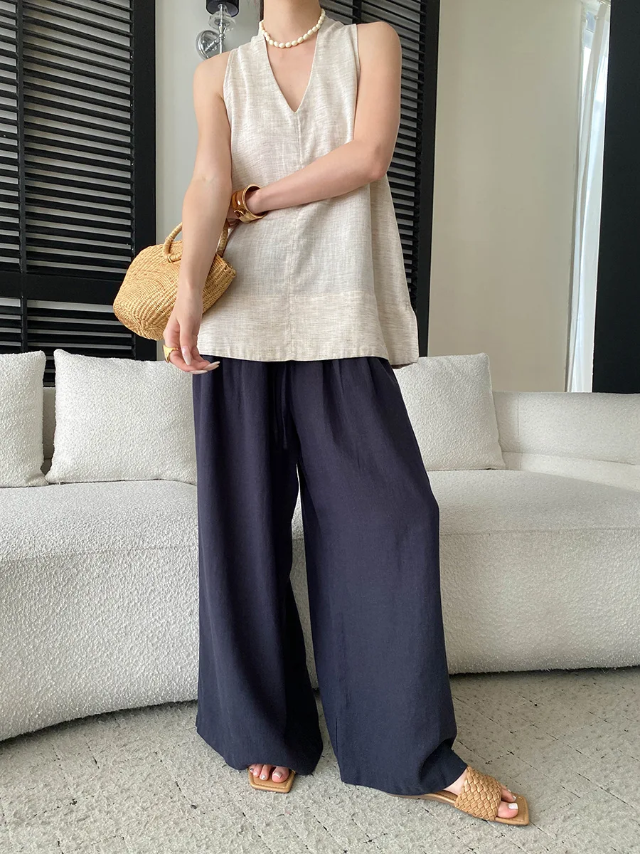 Sommerliche Damen-Weste in unifarbenem Design mit V-Ausschnitt und lockerem Schnitt ohne Ärmel. – Detail 8