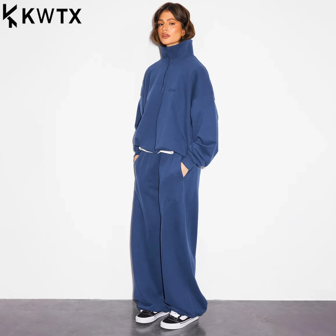 

Комплект женской спортивной одежды KWTX 26 Hazy Blue: толстовка на молнии с высоким воротом, оверсайз топ с заниженной линией плеча + широкие брюки с тиснением букв, повседневный стиль