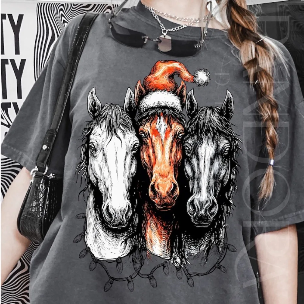 عيد الميلاد السنة الجديدة الحصان المرأة فريد الإبداعية الشتاء التي شيرت سانتا قبعة مصابيح عطلات البلد عيد الميلاد ديكور الشارع الشهير Y2K تي شيرت #2