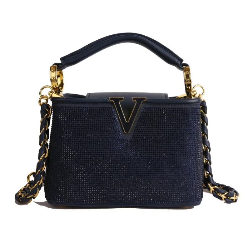 กระเป๋าสะพายข้างผู้หญิงระดับไฮเอนด์ ผลิตจากหนังคุณภาพดี โดดเด่นด้วยดีไซน์ที่ได้แรงบันดาลใจจากนักออกแบบ และลุควินเทจแบบปารีส ​