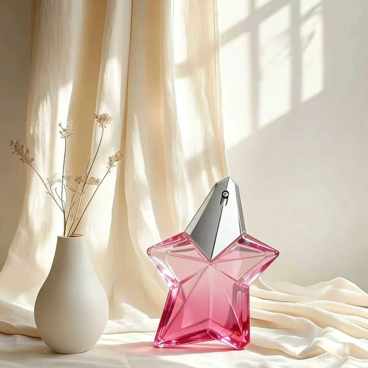 高級ブランド香水100ml、甘いグルメノートに温かみのあるウッディミルキーとフローラルな香り、高級感のある外観、ギフトに最適