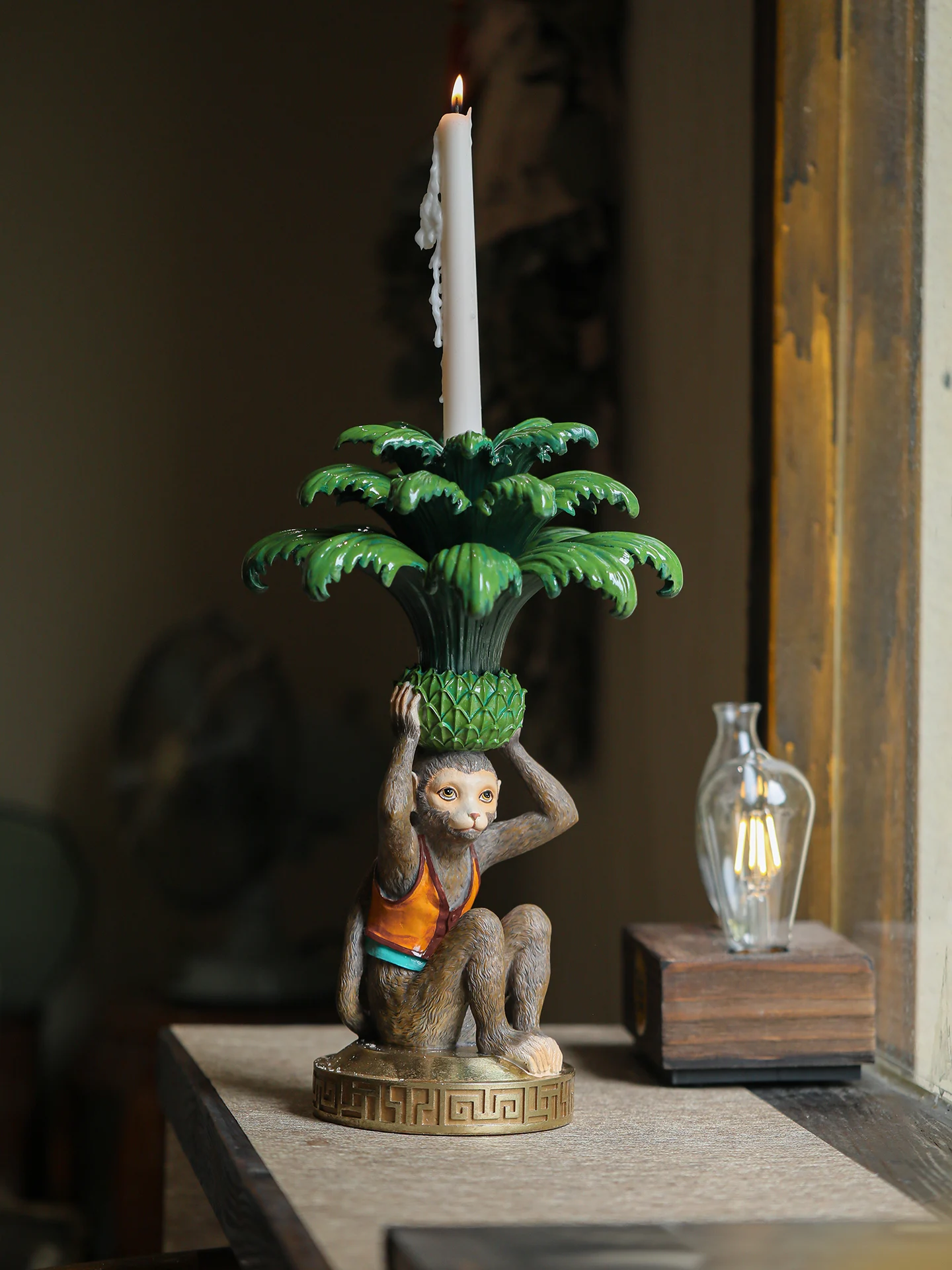 Monkeys Hold Pineapple Candlestick Ornaments Resin Creative Retro Crafts Living Room Porch Decorations Gifts.