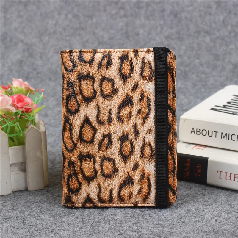 Custodia per passaporto con benda Clip per passaporto impermeabile Schermatura RFID integrata Porta passaporto con stampa leopardata Accessori da viaggio