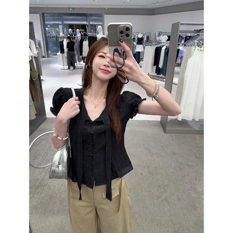 Schwarze Kurzarmbluse für Damen, gerüschter Kragen, Schnürung vorne, Knopfleiste, schmale Passform, lässiges Sommeroberteil