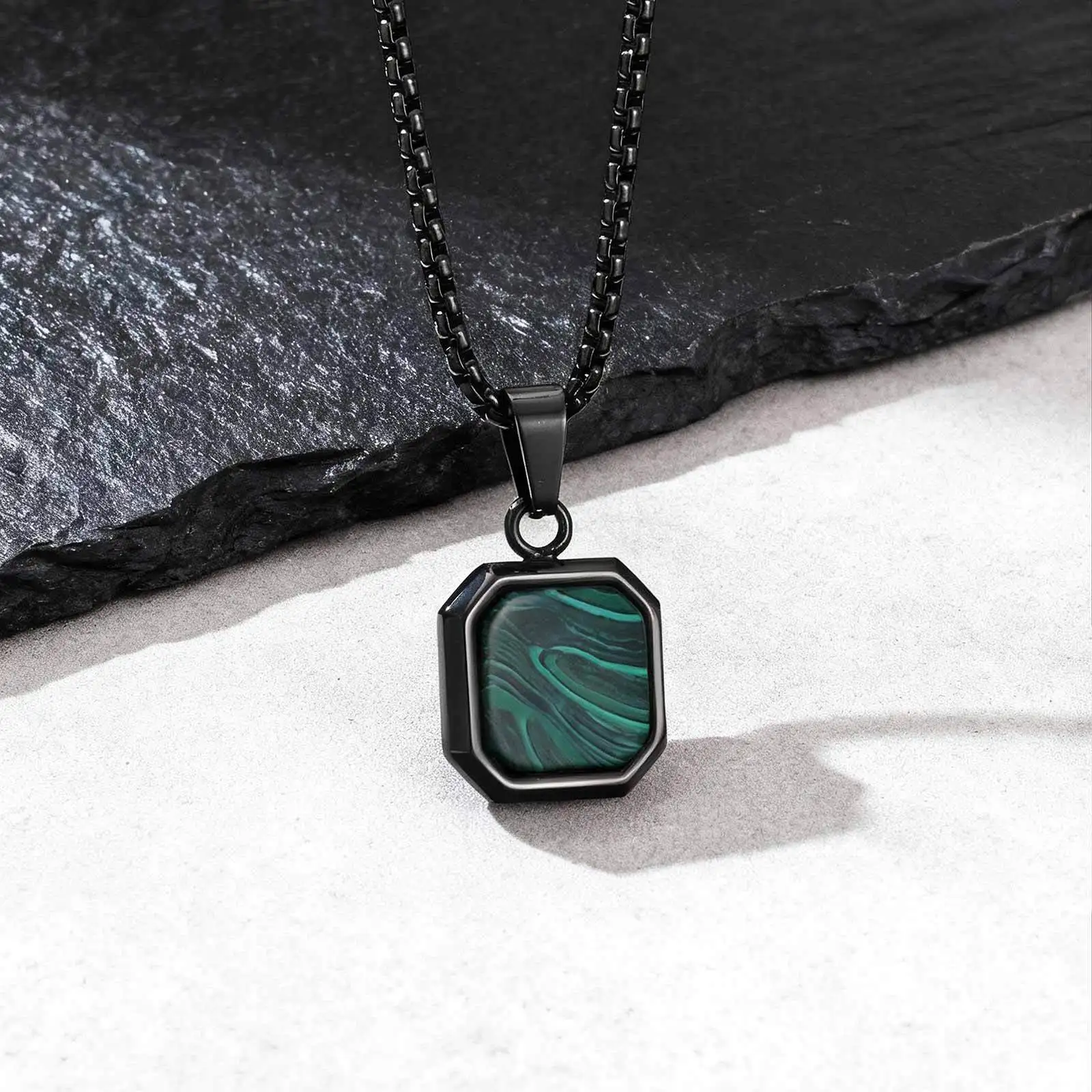 Trendige grüne quadratische Naturstein-Halskette für Männer, Edelstahl-Malachit-Anhänger-Halskette, minimalistische Geschenke für Ehemann und Papa – Detail 4