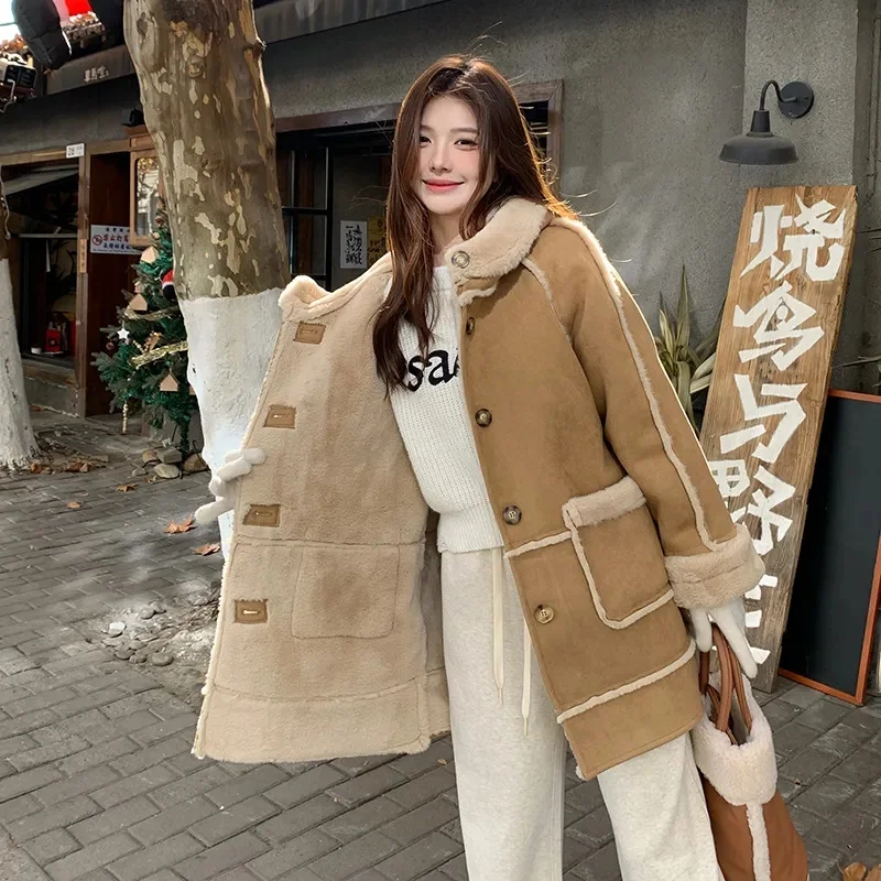 Pelliccia da donna integrata 2024 nuovo inverno spesso di fascia alta sciolto imitazione camoscio cappotto femminile coreano con cappuccio Maillard pelliccia di agnello,