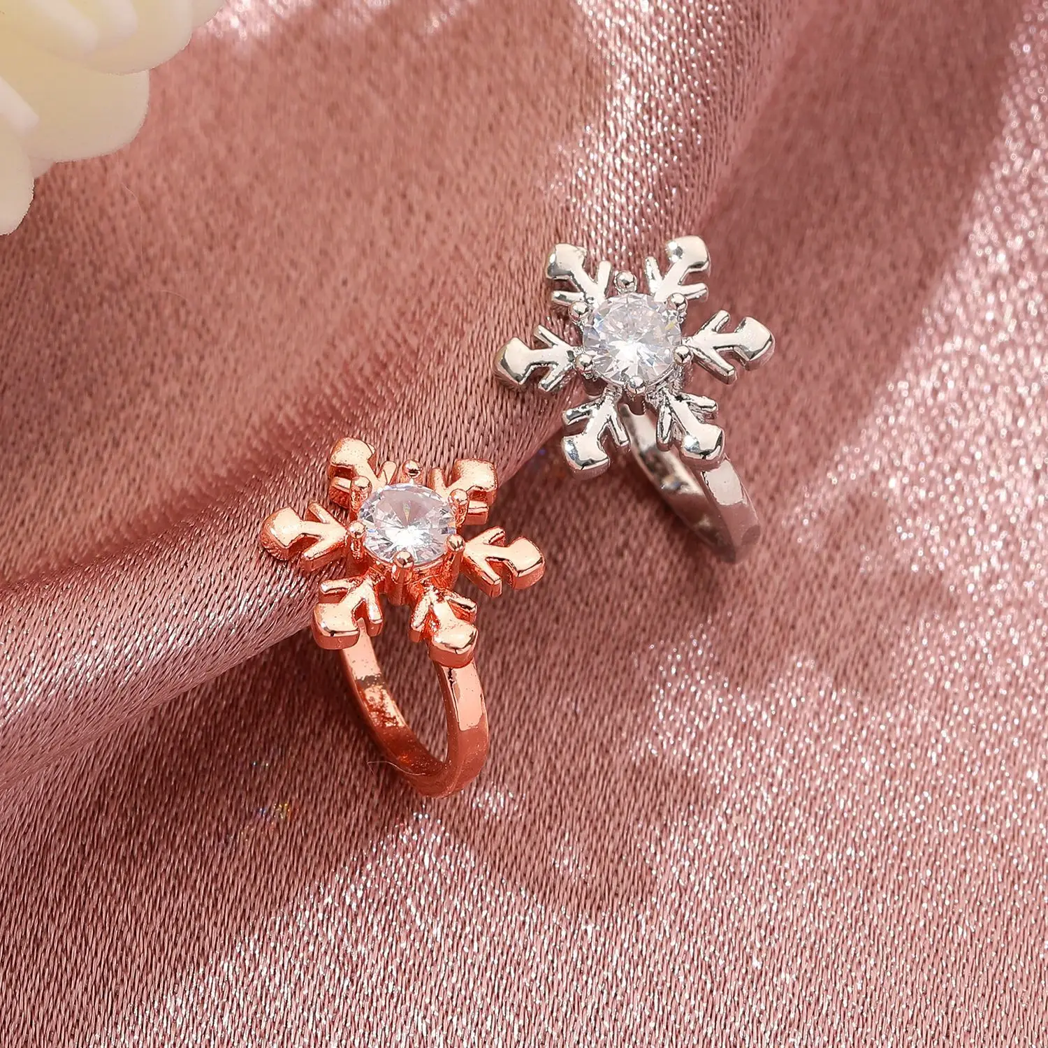 1 قطعة عيد الميلاد ندفة الثلج كليب القرط للنساء هدية موضة جديدة كريستال الزركون جميل بنات السنة الجديدة سحر الأذن مجوهرات