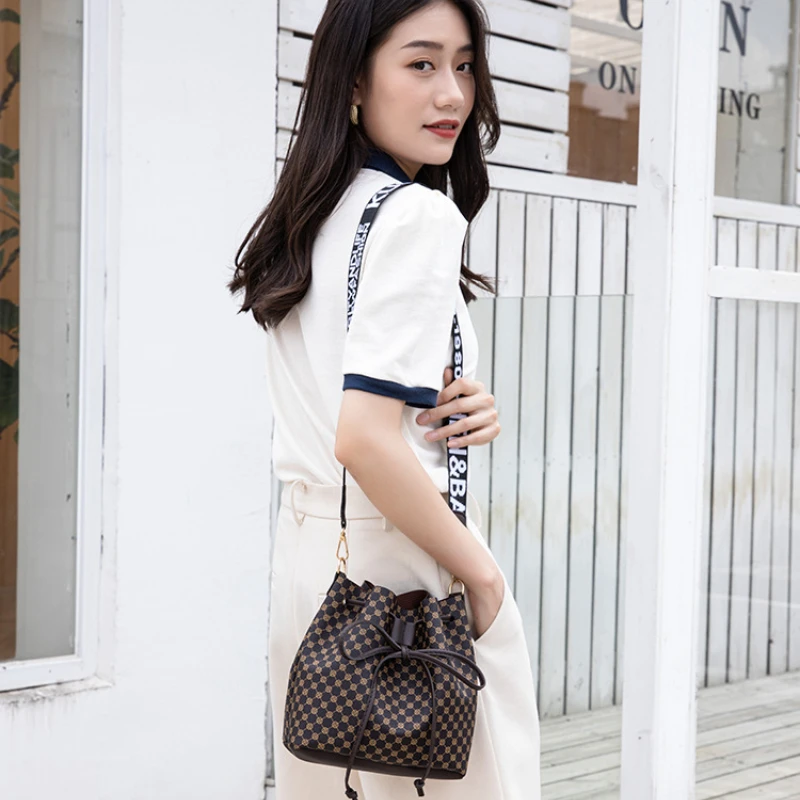 

2025 новая тенденция, персонализированная дорожная сумка на шнурке, темпераментная женская сумка большой вместимости, модная тенденция на одно плечо, поклоняющая бо