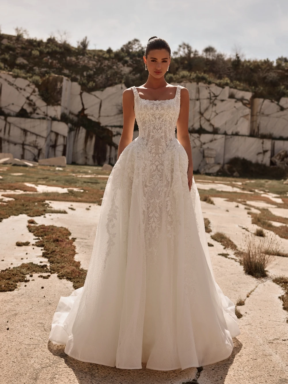 Romantic Square Neck Appliques Wedding Dress With Long Cape Delicate Ball Gown Customized Stunning Dazzling Women Bride Wear