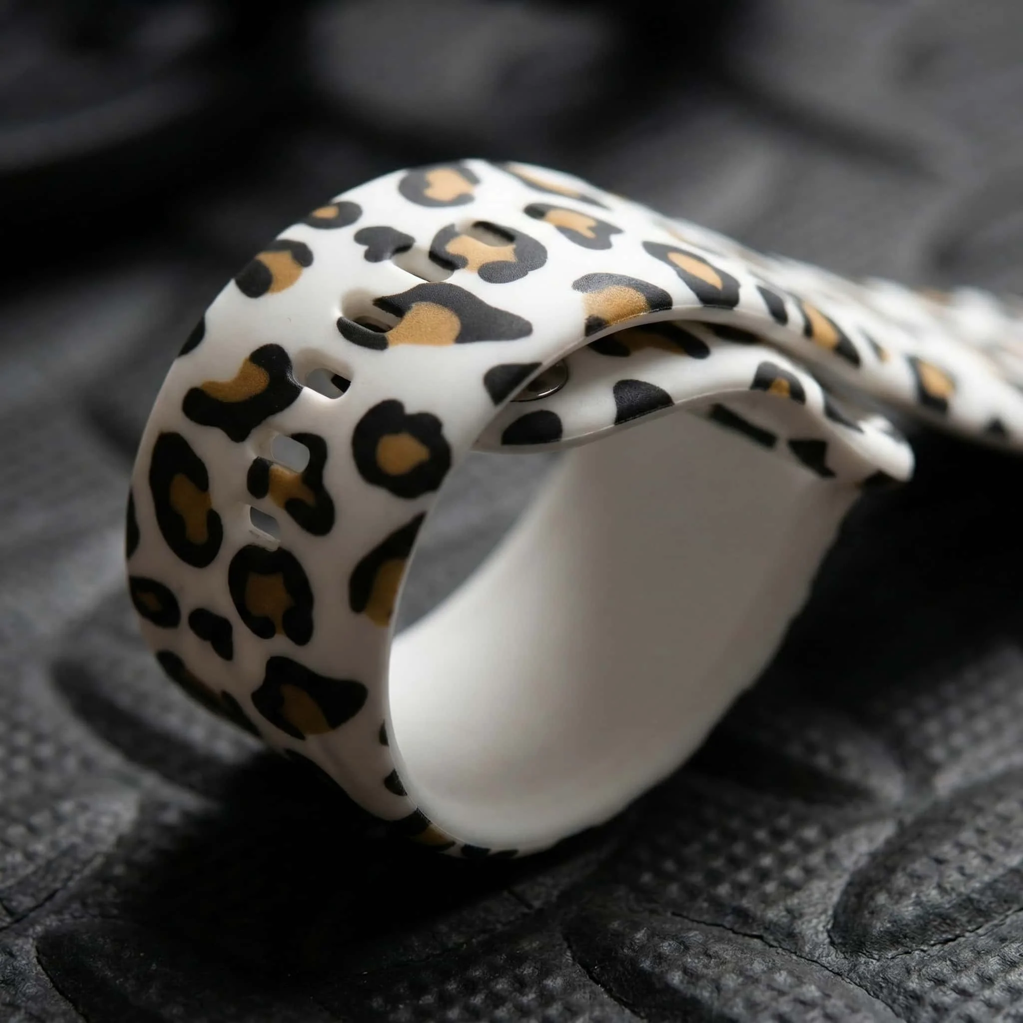 Leopardmuster-Armband für Apple Watch, 46 mm, 42 mm, 38 mm, 49 mm, 41 mm, 45 mm, 40 mm, 44 mm, Silikonarmband, iWatch Series 12, 11, 10, 9, 8, 7, 6, 5, 4, SE. – Detail 6