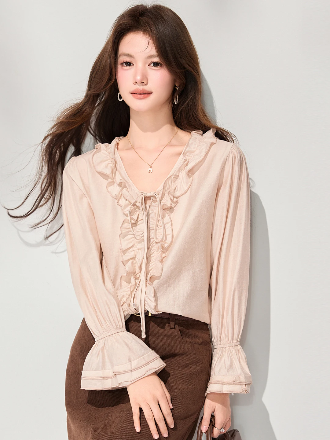 

Весна 2026: Женская розовая блузка с V-образным вырезом, длинными рукавами, оборками и рукавами-колокол, в корейском стиле, для повседневной носки, модная, прямого кроя.