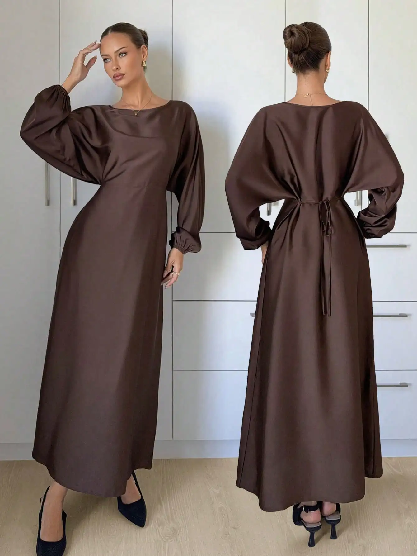 

Кофейно-коричневое атласное платье с длинными рукавами-крылышками и завязками на талии