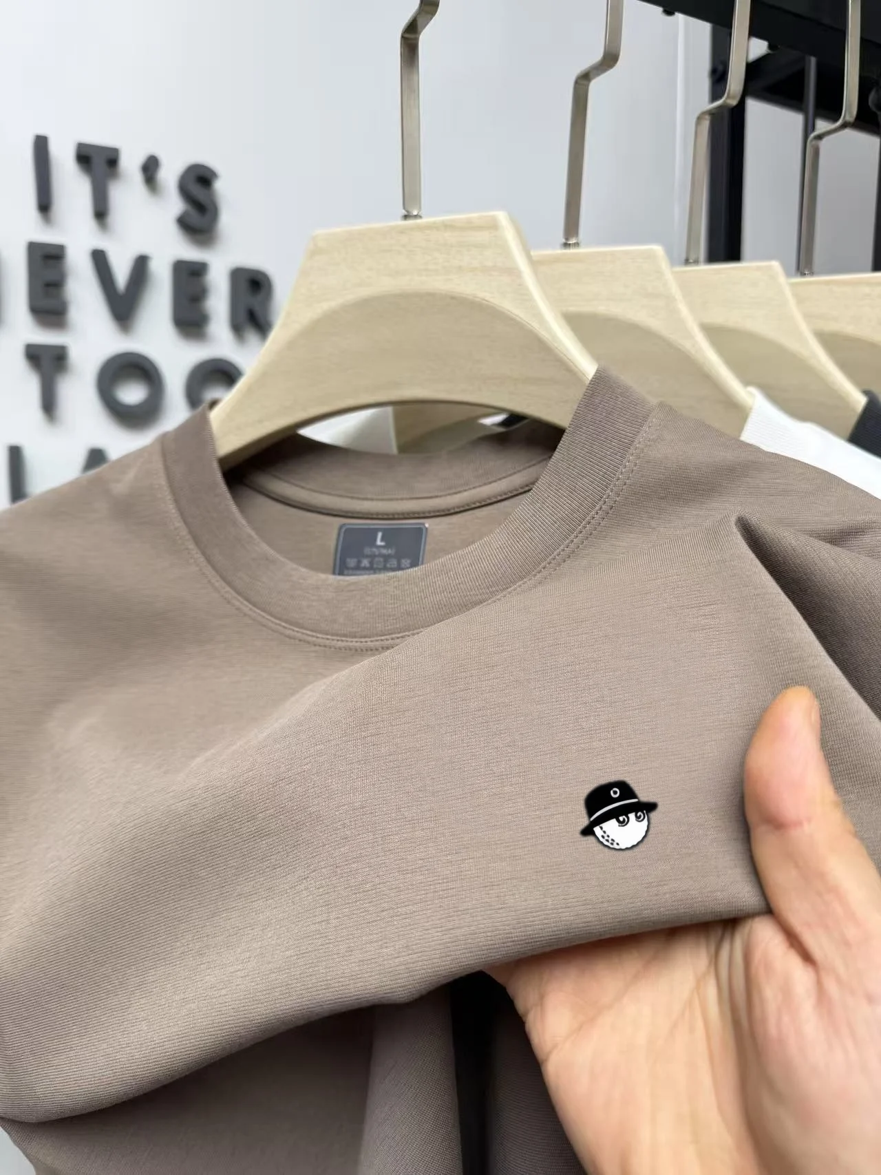 Sommerliches, modisches, besticktes Oberteil für Herren, Rundhalsausschnitt, Kurzarm-T-Shirt, weich, bequem, alltagstauglich, sportlich, vielseitig. – Detail 9