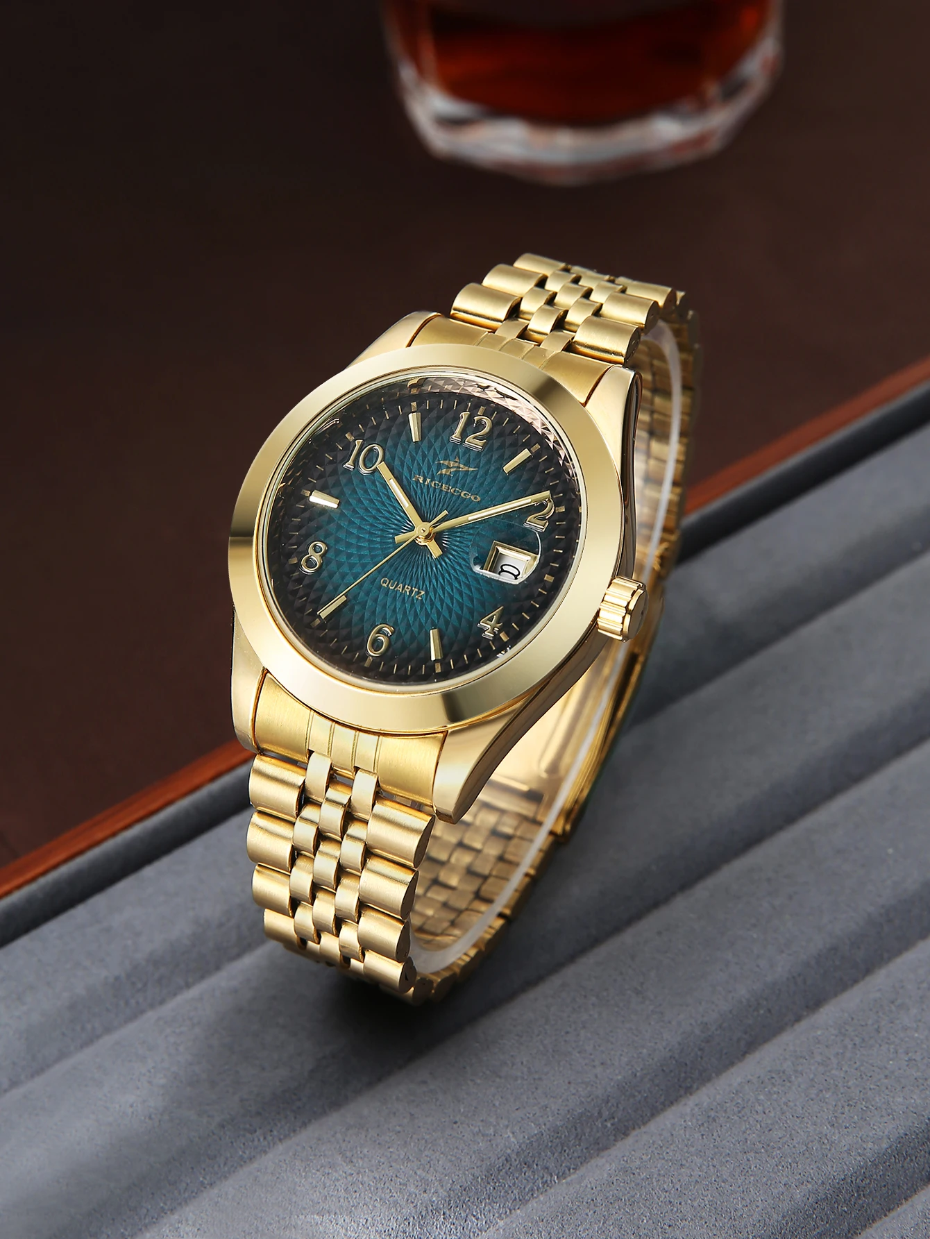 Ricecgo a Classic All-Gold Men's Quartz Watch with Calendar Display Function, Business Casual Steel Band Wristwatch, Stylish and Elegant, Comes with a Box