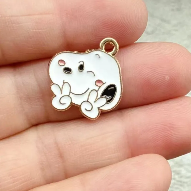 10 Stück Cartoon Snoopy Dekorationen Niedliche Legierungs-Anhänger Anime DIY Weihnachten Paar Kreative Mode Schmuck Accessoires Geschenk – Detail 6