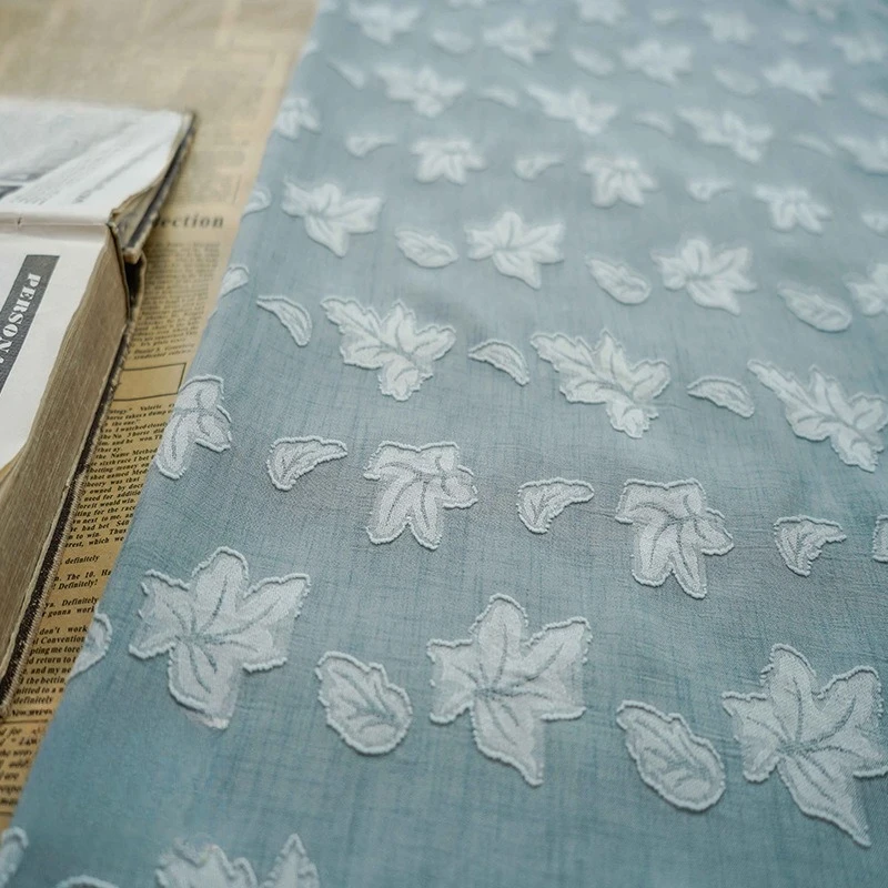 

Сине-серый крой с цветочным принтом, мягкая текстурированная ткань, элегантный минималистичный литературный стиль, весна-лето для дизайнерского декоративного материала