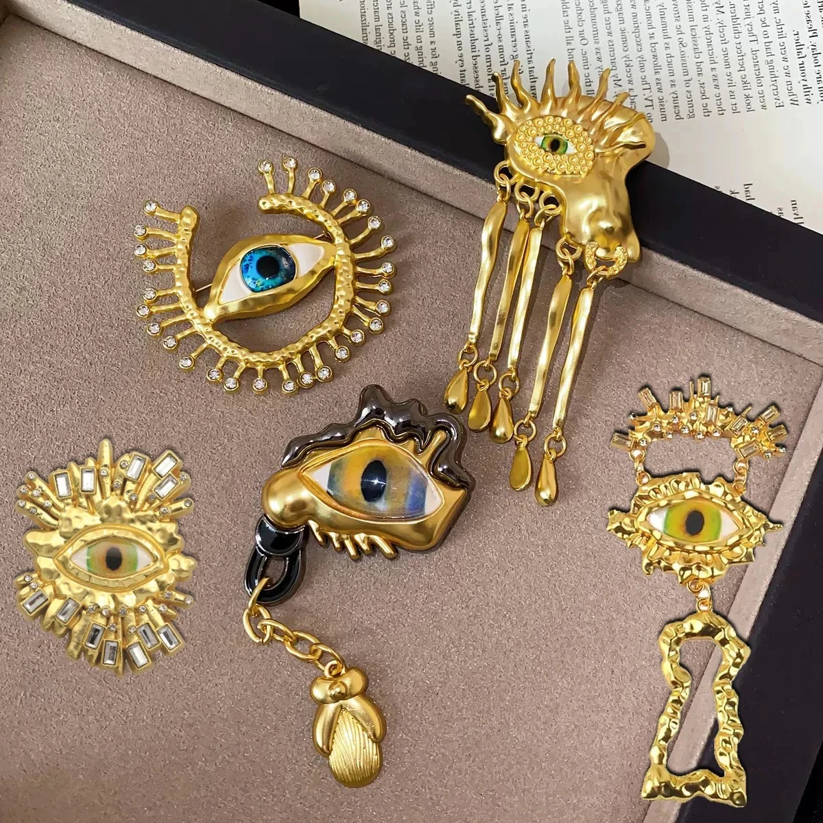 broche-vintage-tematico-de-anime-com-olhos-grandes-broche-de-olho-de-diabo-para-cosplay-pin-de-luxo-acessorios-para-fantasias-de-festa-de-halloween-broche-com-franjas-presente