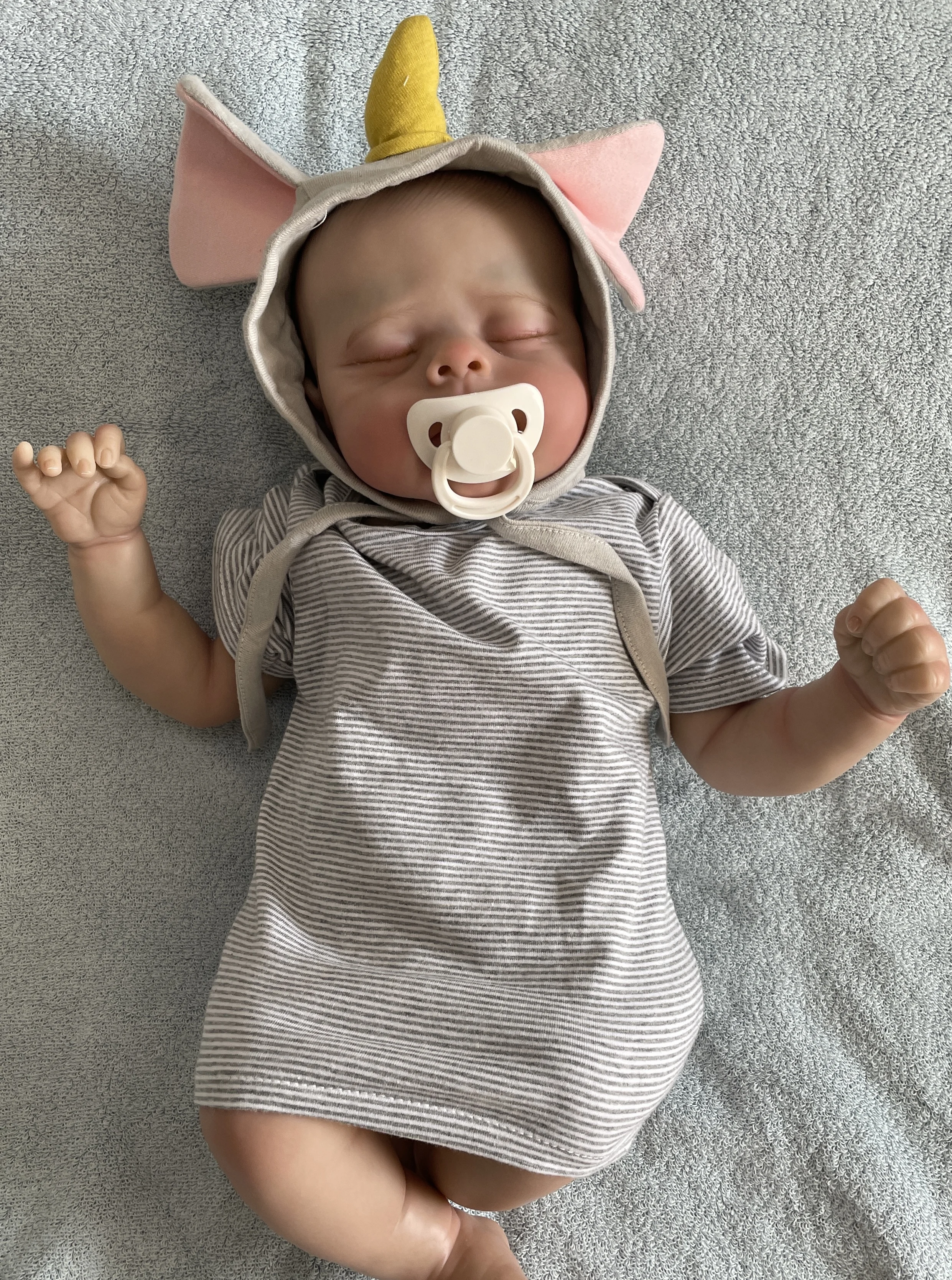 Bambola Reborn Baby Boy 'Erica' da 48 cm - Neonato che dorme realistico con pelle realistica 3D e vene visibili |   Fatto a mano e di alta qualità