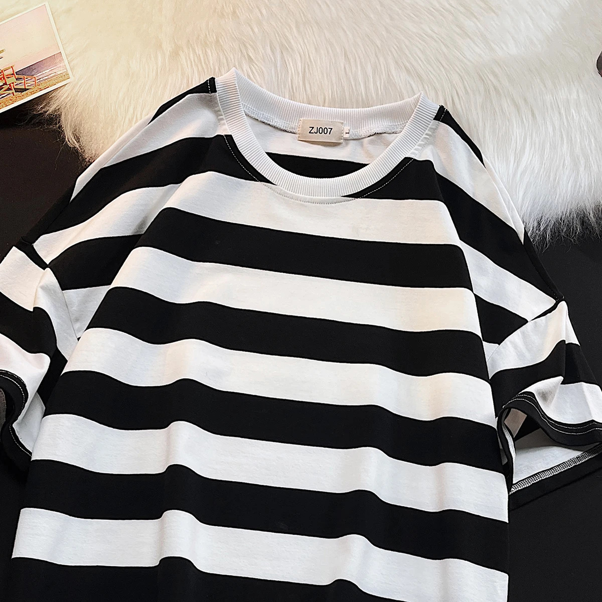 Men’s Striped Round-neck Two-tone Retro Casual Streetwear Top with A Relaxed Dropped-shoulder Fit in A Dopamine Colour Palette