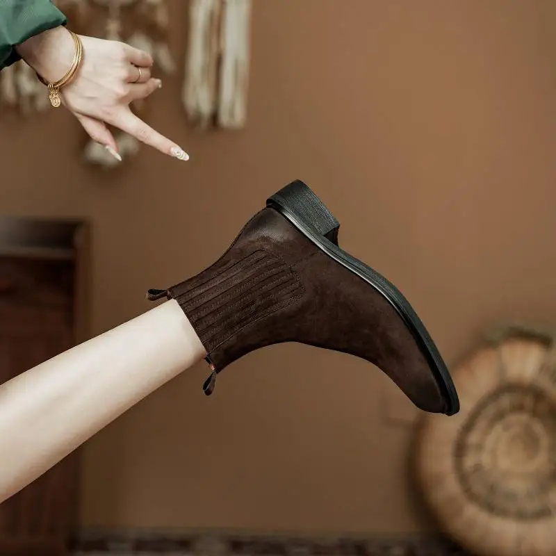 Krazing Pot New Cow Suede Round Toe Winter Warm Chelsea Boots Design europeo Vintage Chic Office Lady England Style stivaletti