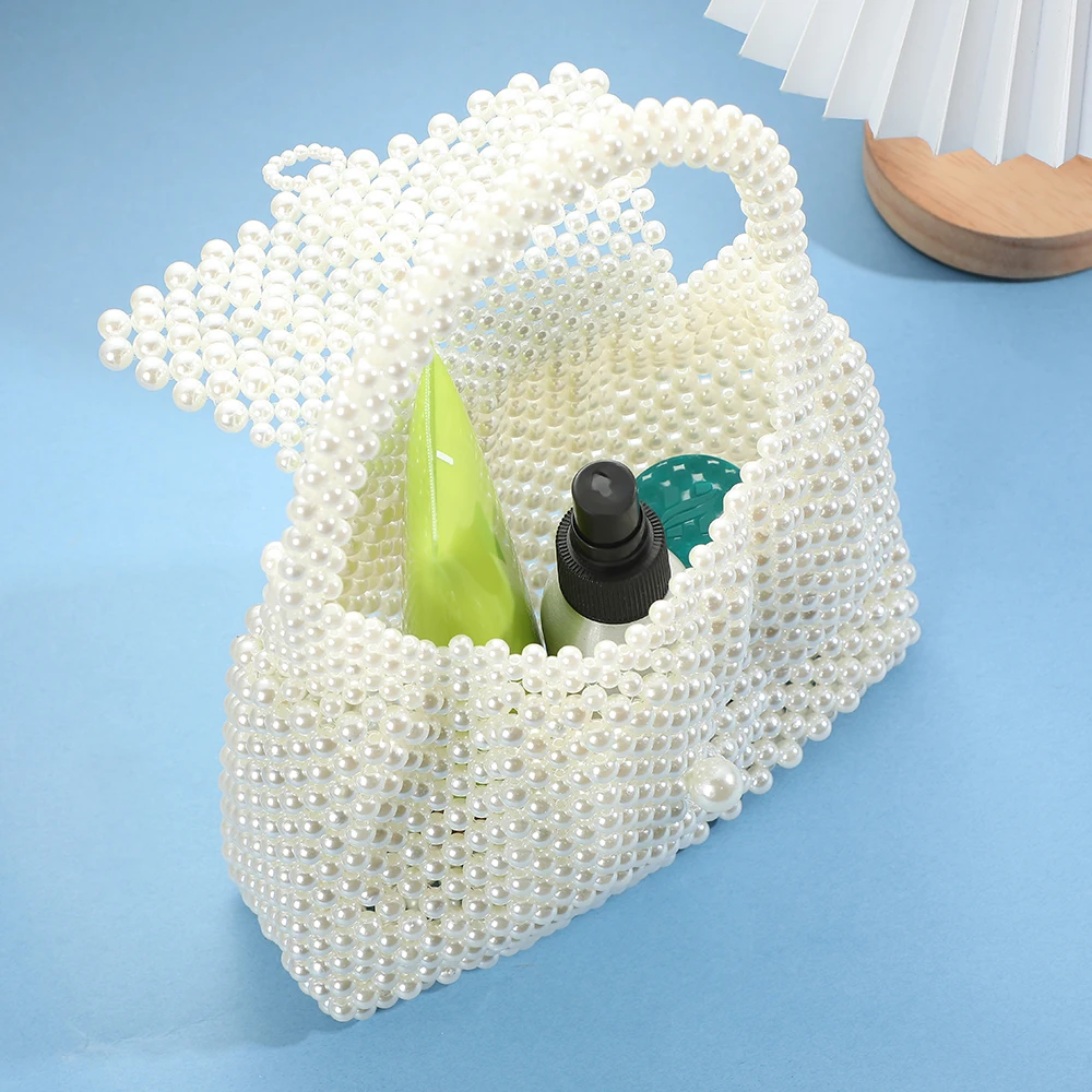 This retro and artistic pearl handbag from a socialite is versatile with beaded designs It's perfect for a party and you can ca