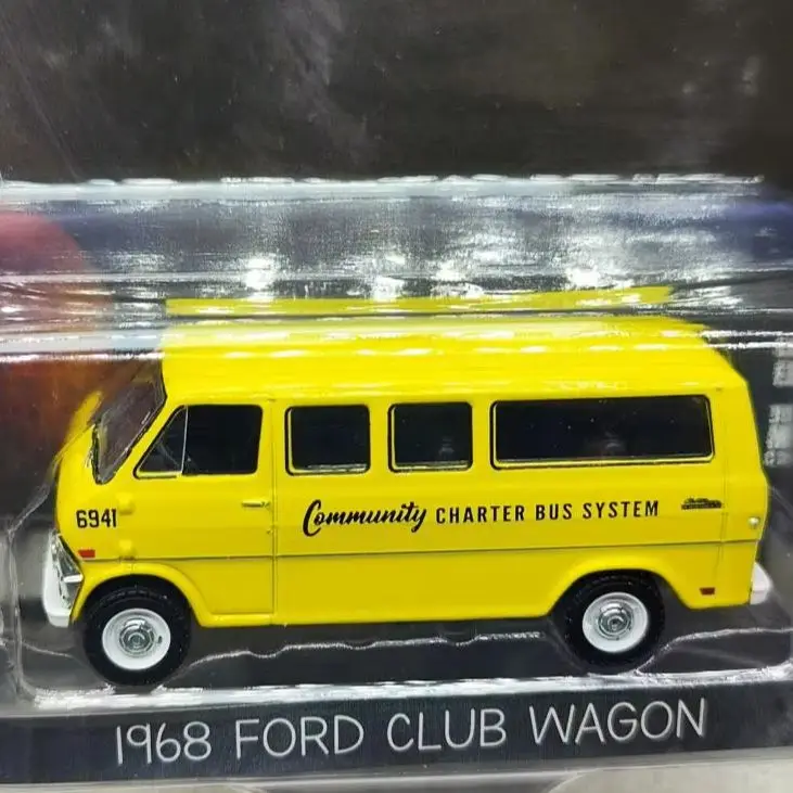 

1: 64 1968 Ford Club Wagon Ford Club Bread School Bus Advanced Collection Ornament Car Models