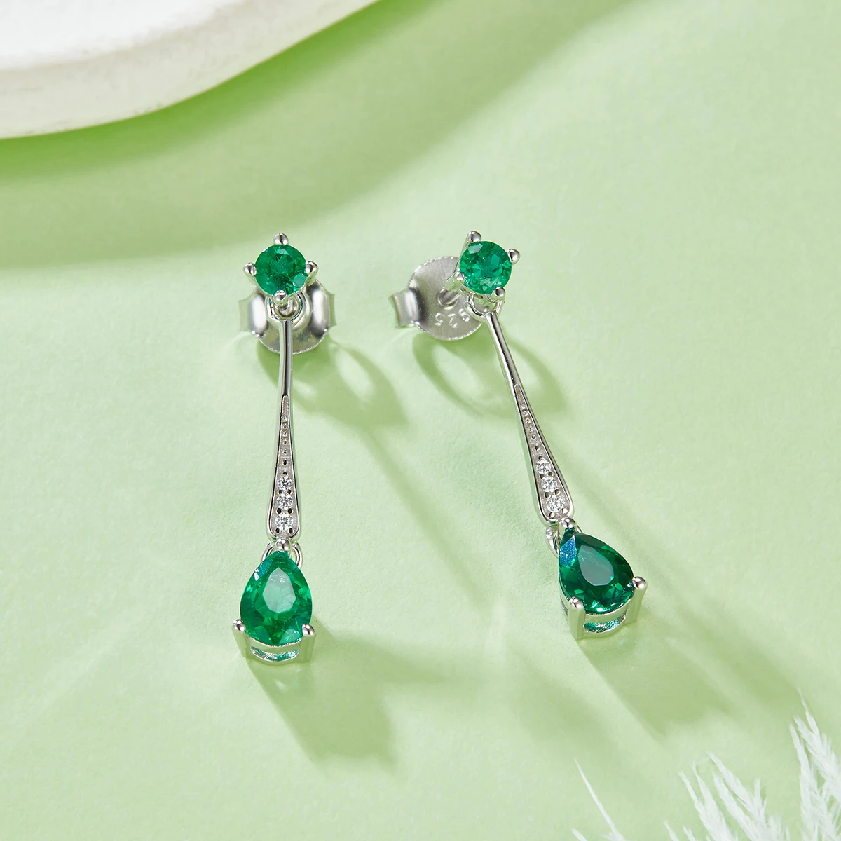 

S925 Silver Ladies Water Drop Emerald Earrings For Retro Party Bright Green Lab Cultured Gemstones For Elegant Jewelry Gifts