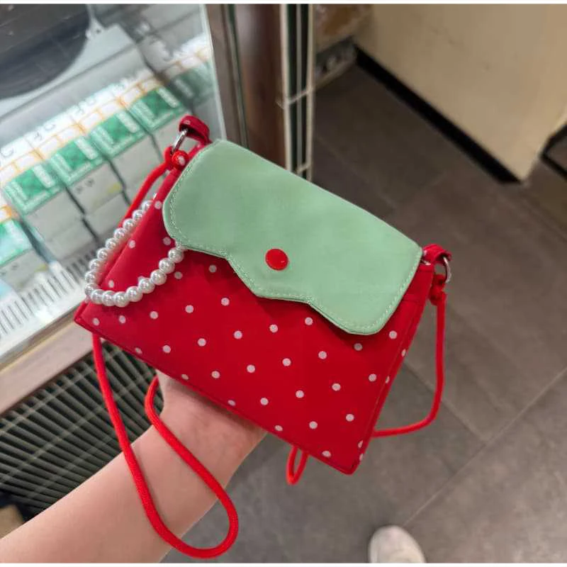 Erdbeerfarbene gepunktete Umhängetasche, leichte, vielseitige Umhängetasche für Pendlerinnen, niedliche Flip-Messenger-Tasche, Mädchen-Geldbörse – Detail 3