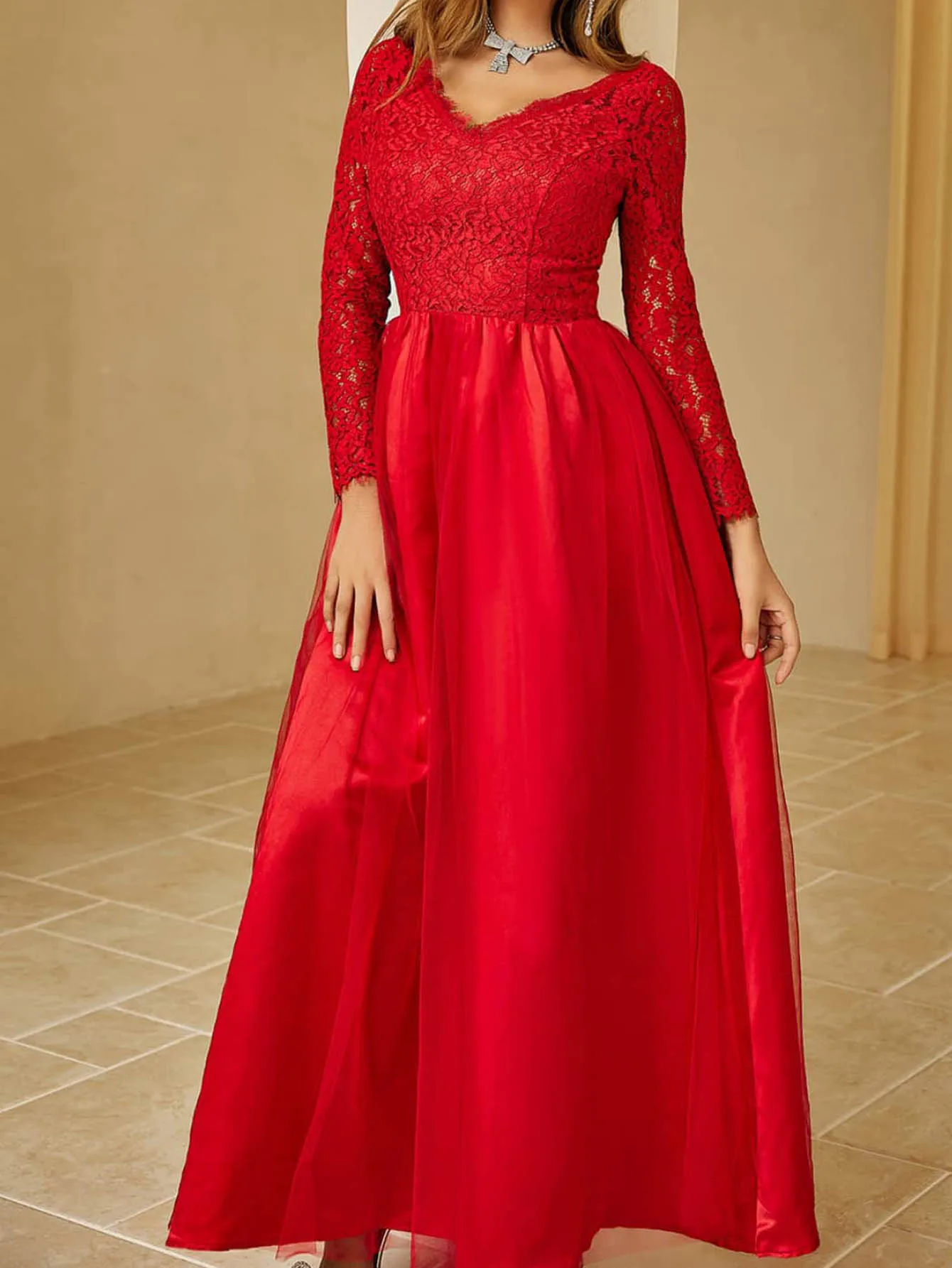 Abito da sera formale da donna in pizzo rosso a maniche lunghe elegante abito da damigella d'onore per invitati al matrimonio in chiffon con scollo a V 2024