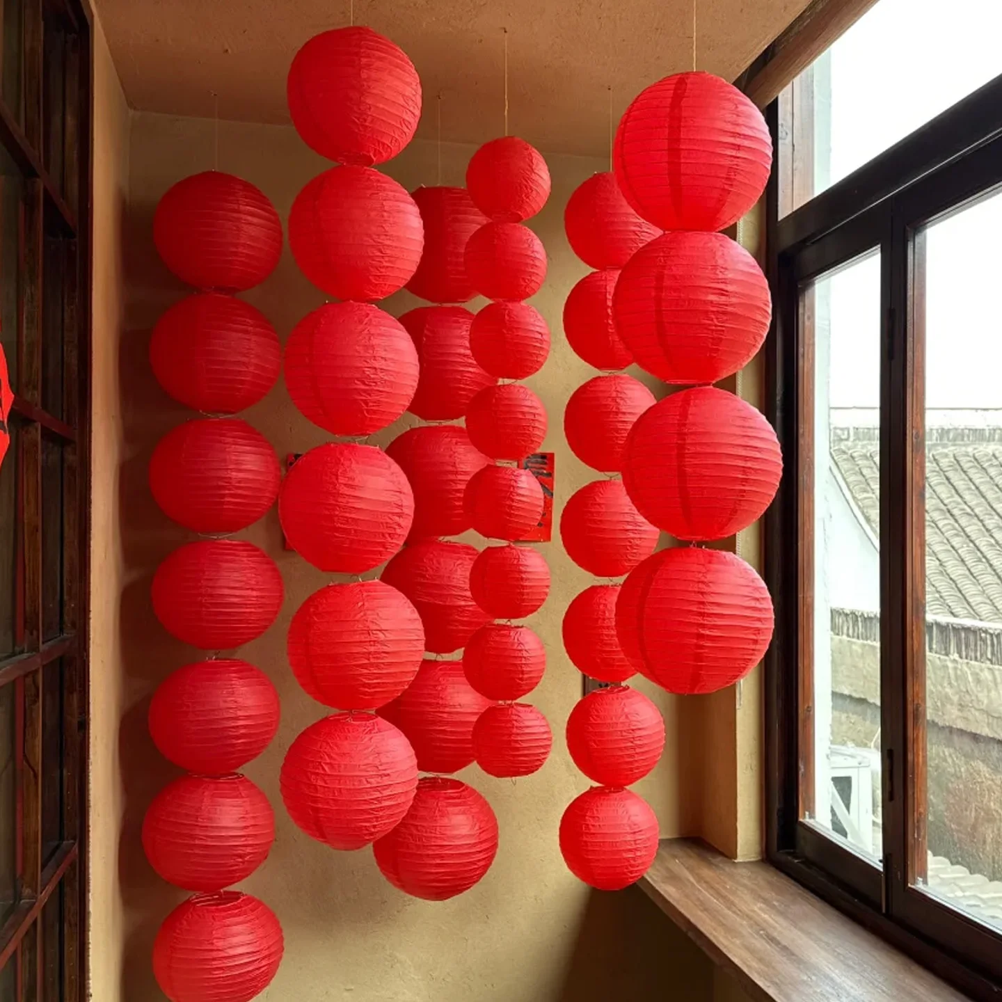 

Красные бумажные фонарики с символами удачи, подвесные украшения для оформления магазина, новогодних и праздничных мероприятий, создание атмосферы.
