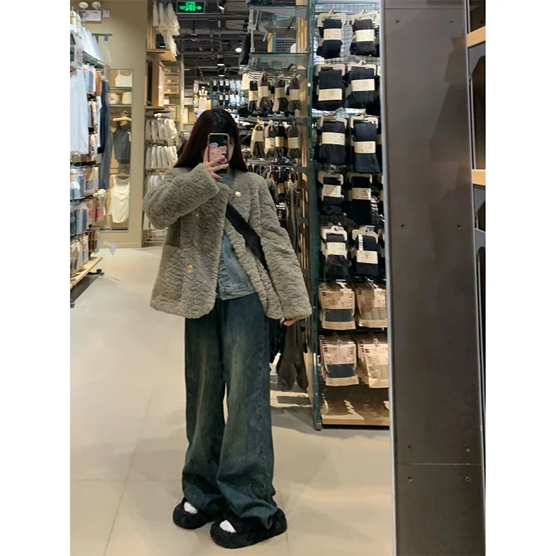 Damskie jeansy cargo, odzież dżinsowa, spodnie damskie z marszczeniami, falbanami, drapowaniem, rozcięciem, asymetrycznym detalem z boku.