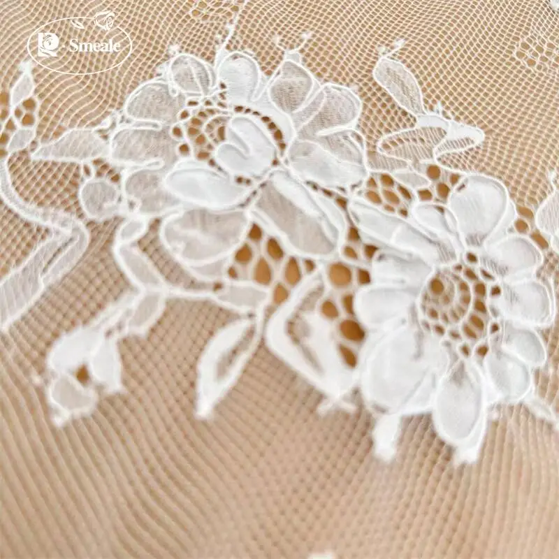 3 Meter. Handgefertigter Spitzenstoff mit Bordürenstickerei, verwendet für die Herstellung von Brautkleidern. – Detail 6