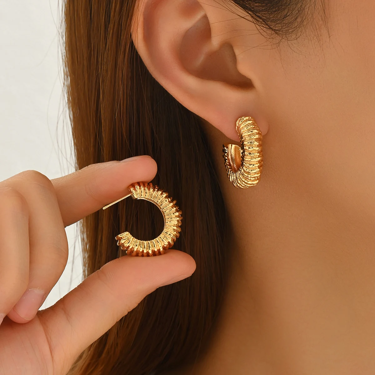Lava-Texturierte C-förmige Dicke Ring-Ohrringe, Geeignet für Damen, Metall, Wasserdicht, Exquisiter Schmuck für Partys