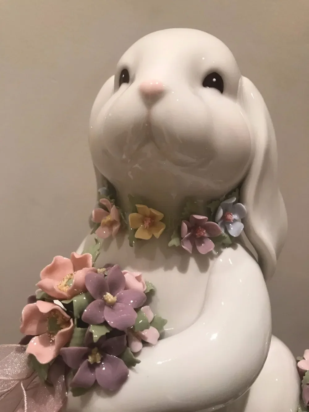 Ceramic Crafts Handmade Rabbit Music Box Cute Rabbit Holds Flowers Figurine Home Desktop Ornament Concert Hall Decorations Gift