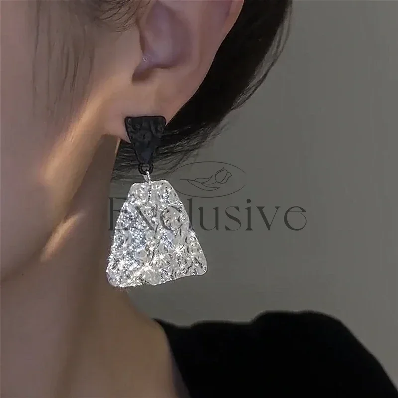 Creative, fashionable and low-key long black and white color matching earrings, personalized light luxury and advanced sense