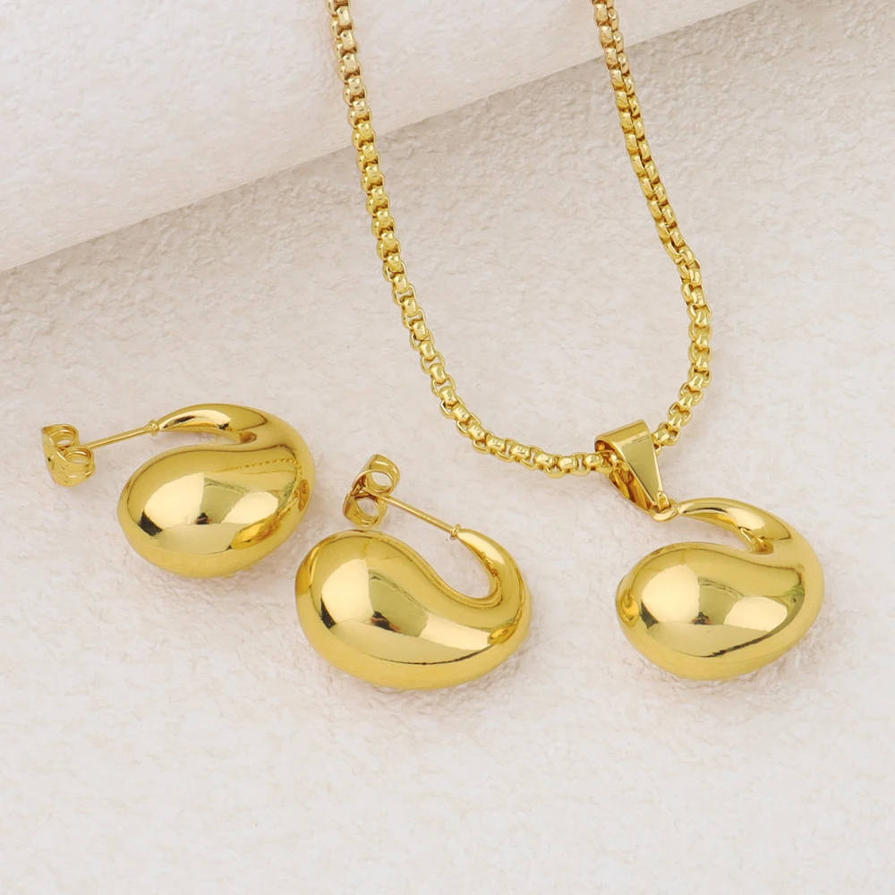 

Fashionable Gold Plated Necklace And Earrings Set for Women Charms Jewelry for Women Simple Elegant Jewelry Party Wedding Gift