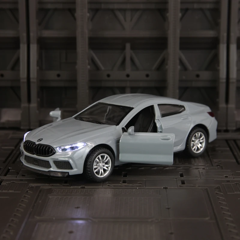 

1:32 BMW M8 модель автомобиля из сплава, украшение, дверь можно открыть, детская звуковая и световая связь, подарочное украшение для игрушечного автомобиля