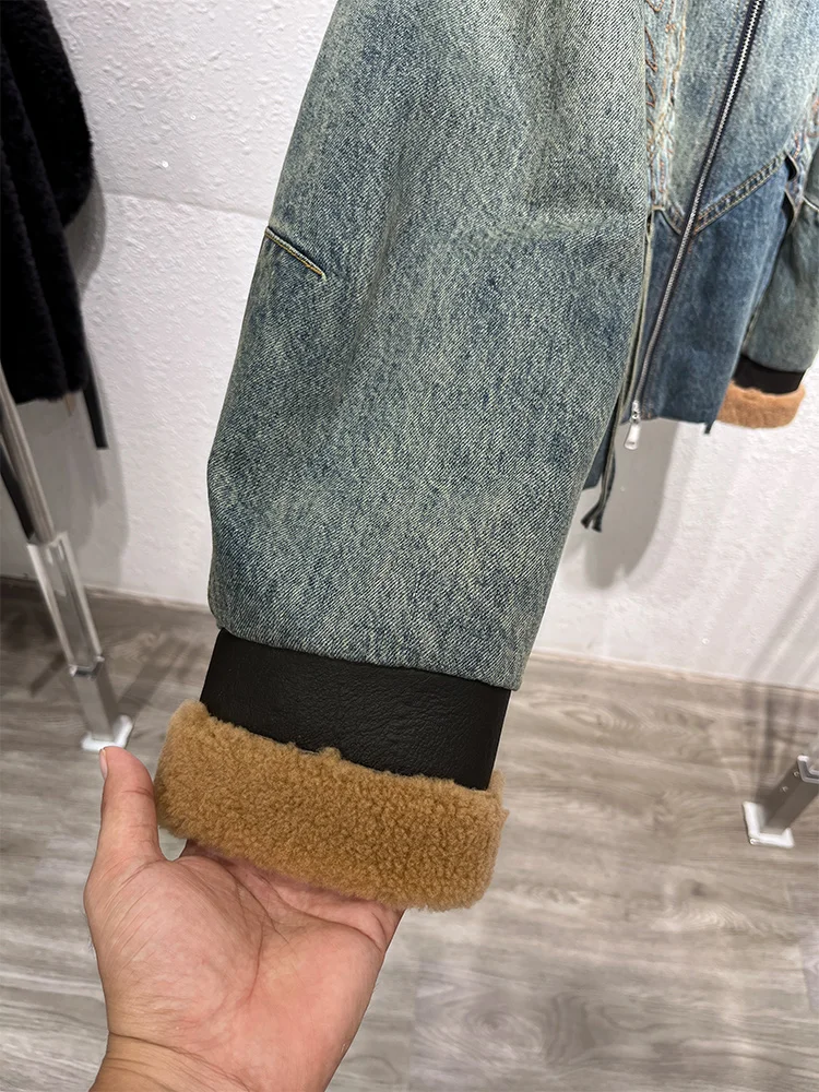 سترة شتوية جديدة لعام 2025 من قماش الدنيم ملابس خارجية نسائية فاخرة وطبيعية من فرو الأغنام ميرينو الحقيقي معاطف للأسفل