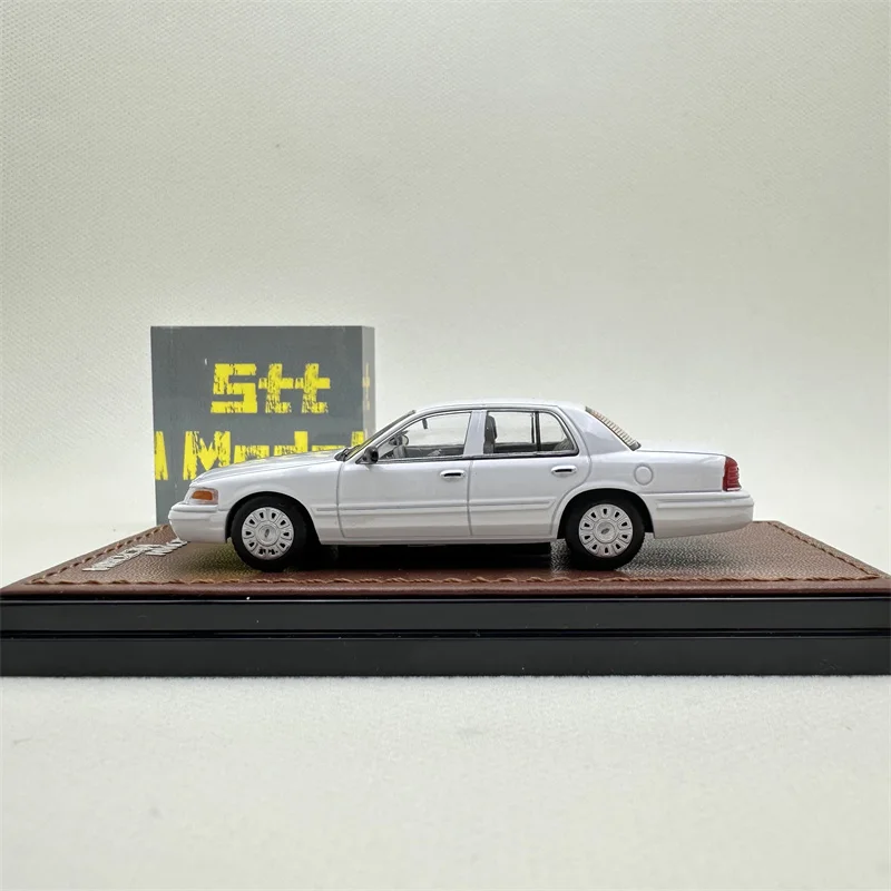 GOC 1:64 Ford Crown Victoria Street Package White  Diecast Model Car