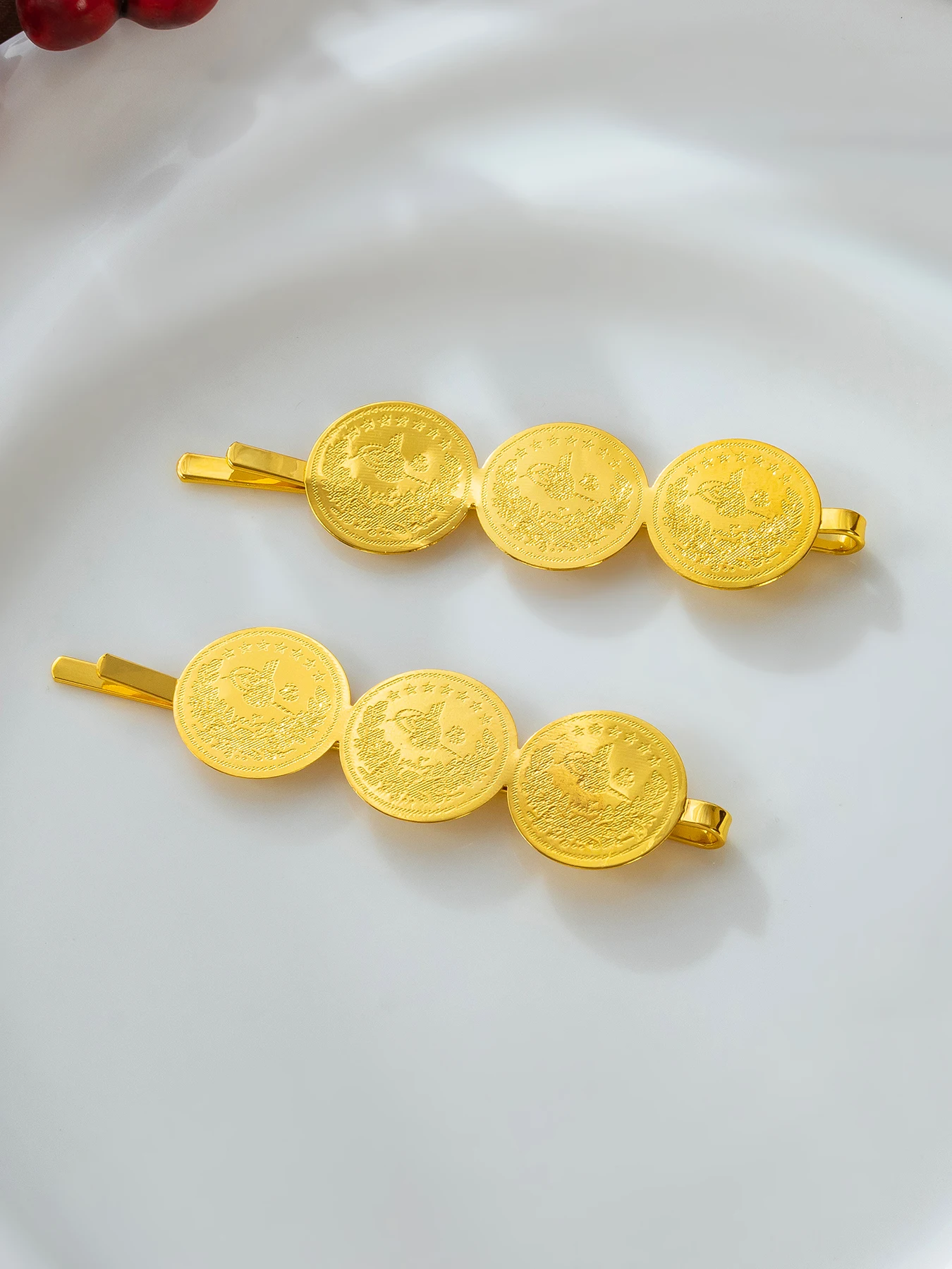 

A Pair Of Retro Golden Coin Hairpins For A Simple Middle Eastern Bride's side-parted Hair Accessory