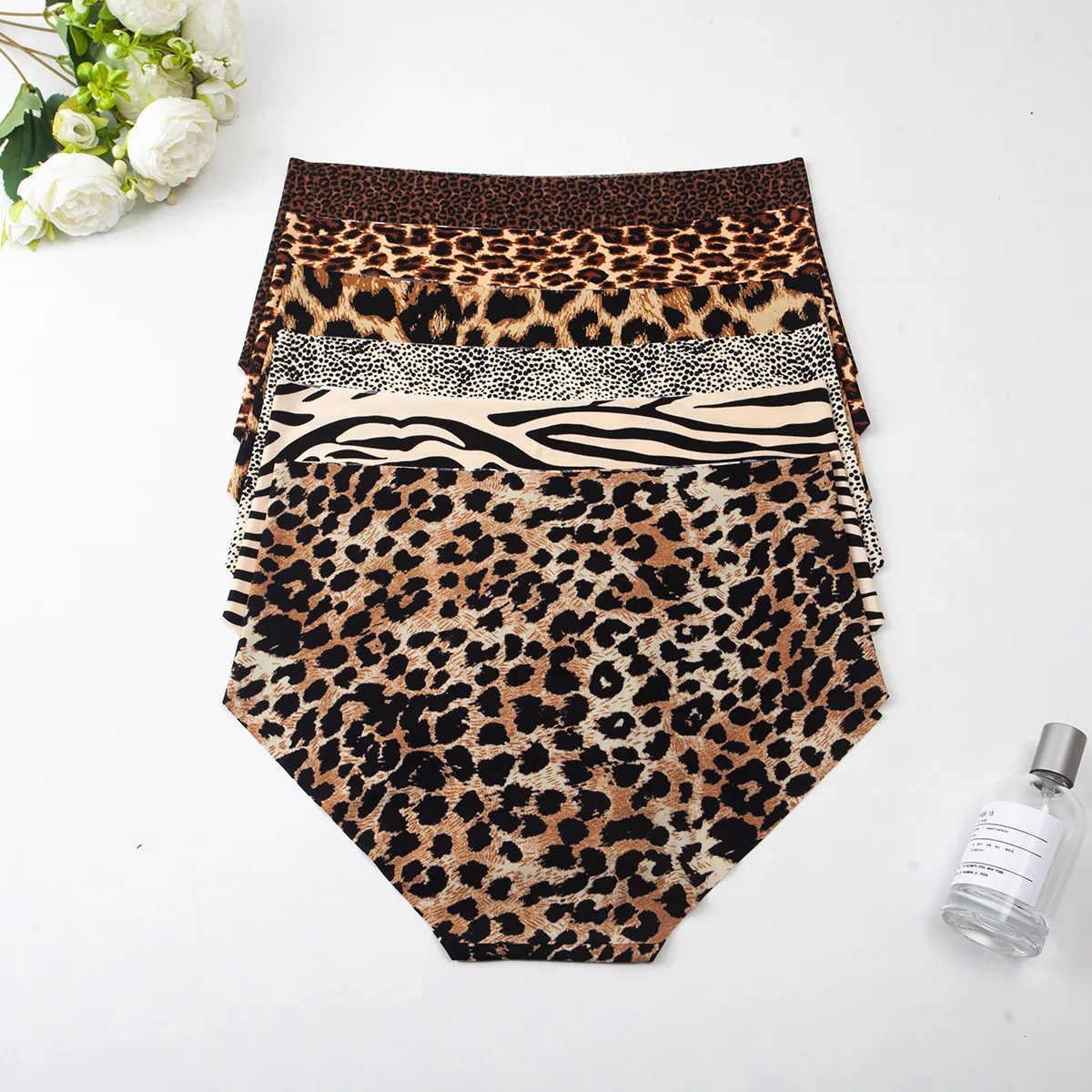 1pcs Women's Seamless Ice Silk Panties Female Mid Waist Plus Size Leopard Print Underwear Girls Fashion Brief Lady Comfort Panty