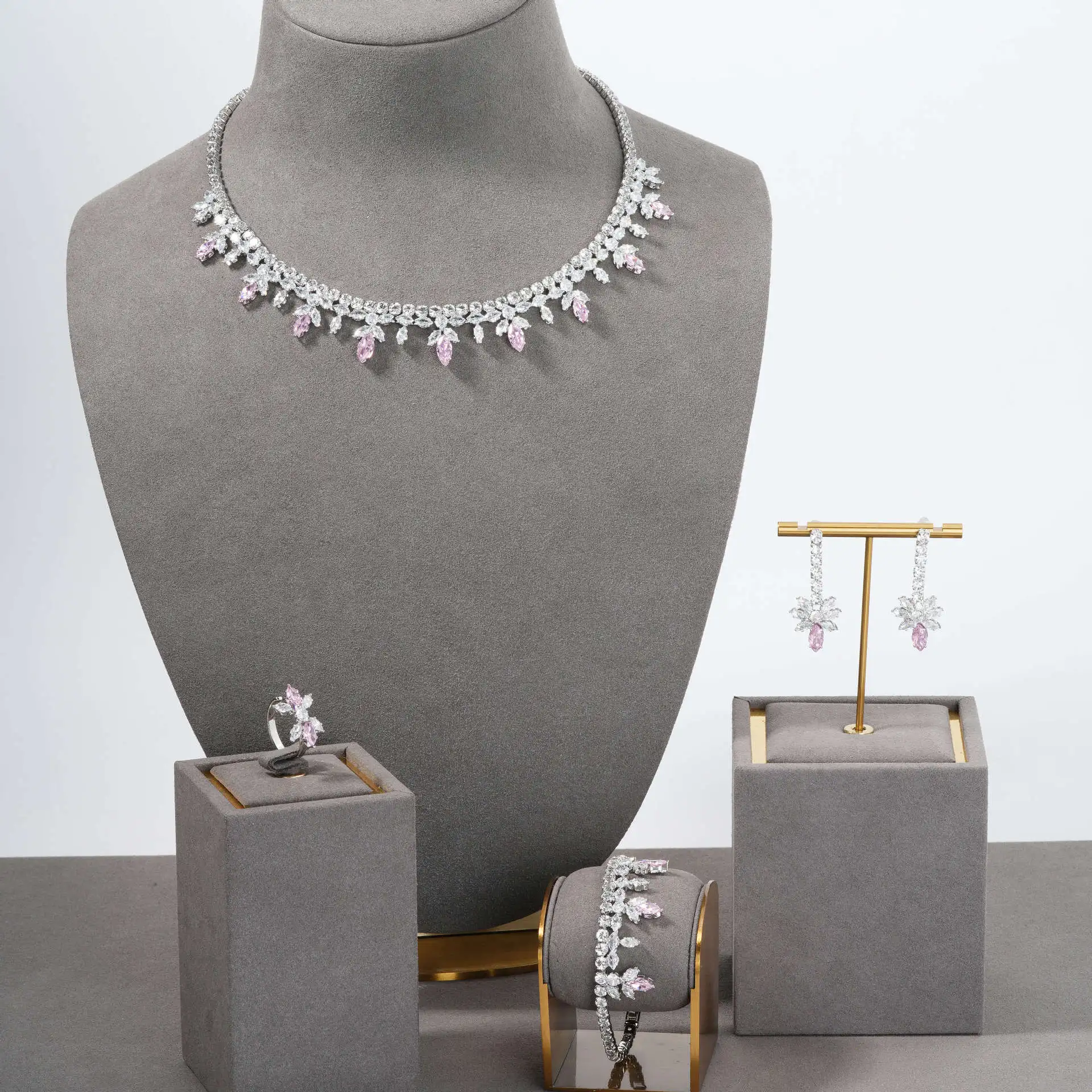 

Роскошный свадебный комплект украшений для женщин: колье и серьги с цирконием CZ, набор для вечеринок, выпускных и вечерних платьев.