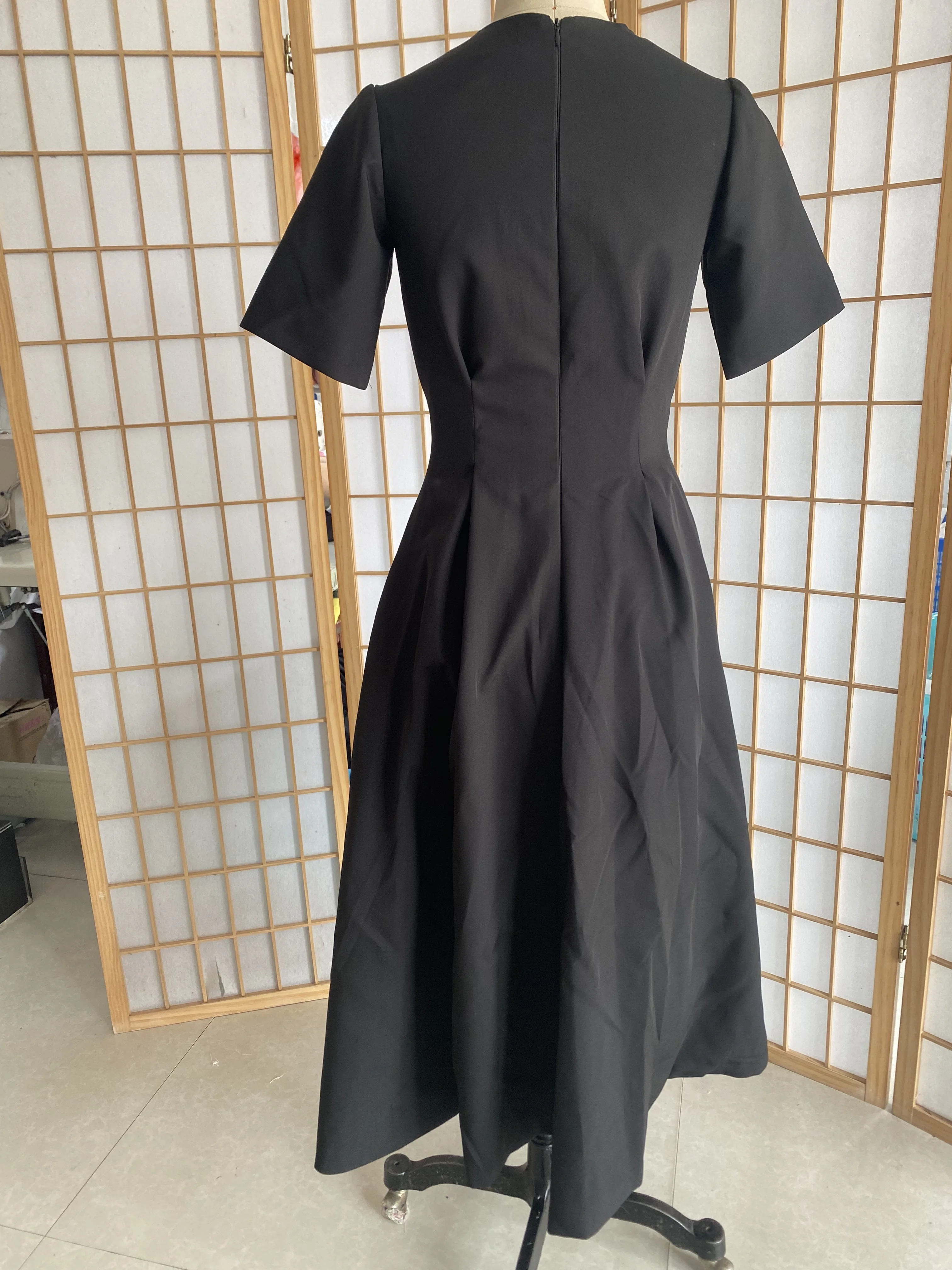 2023 Spring Women's New Black Round-neck Bubble Sleeve Waist Mid-length Hepburn Style Dress All-match Skinny Annual Meeting Dres