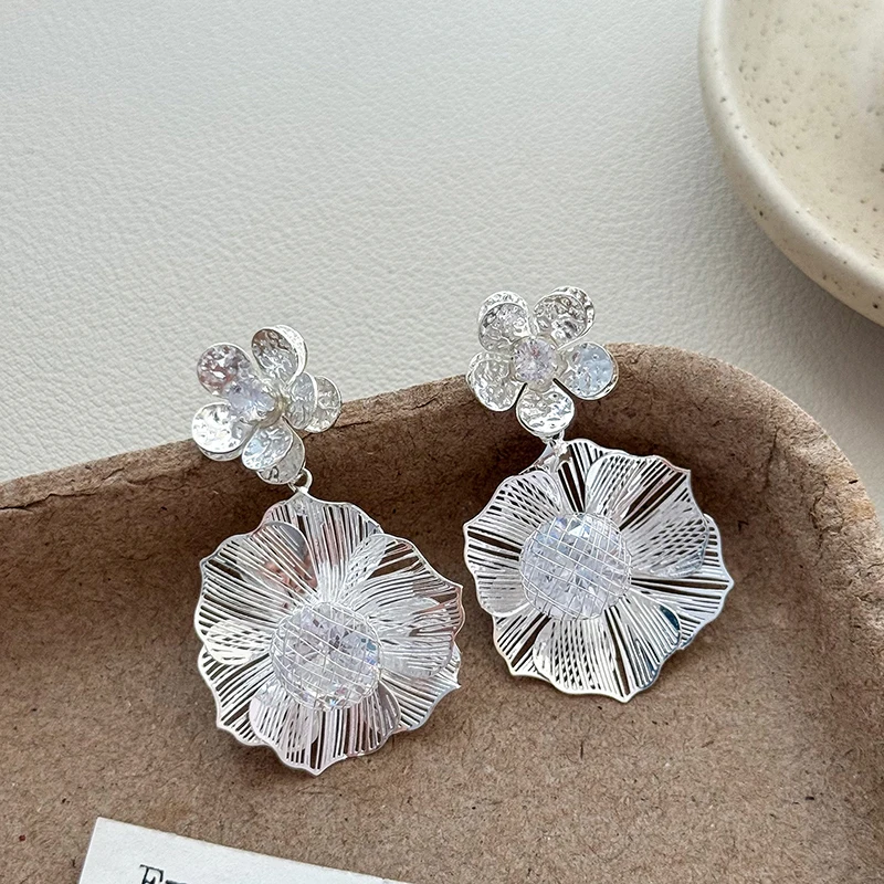 GANPUP Süße Silberfarbene Blumen-Ohrhänger für Frauen Neue Mode Ohrschmuck Party Valentinstagsgeschenk сережки – Detail 1