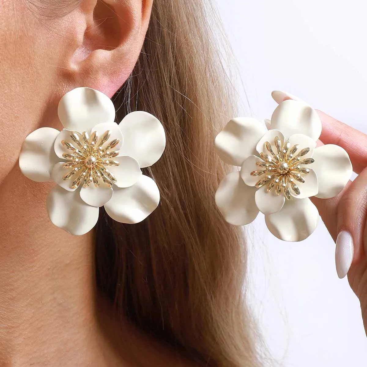 Elegant Matte Cream White Blossom Stud Earrings Golden Stamen Flower Petal Ear Rings Statement Wedding Bridal Jewelry