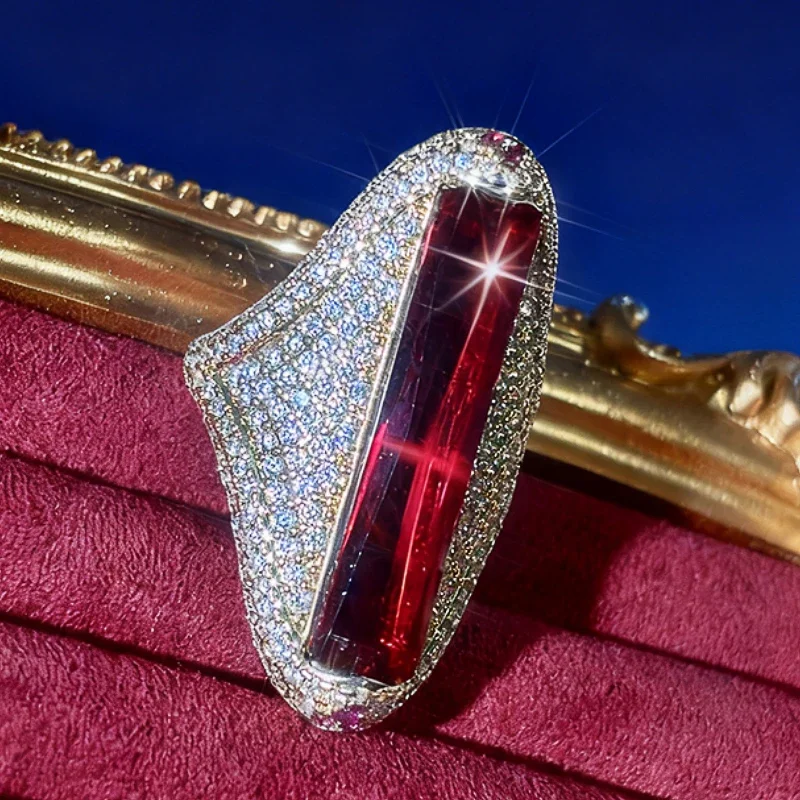 Huitan Lange Rechteckige Ringe mit Roten Kubischen Zirkonia für Damen Luxuriöser Goldfarbener Schmuck für Hochzeit, Jubiläum, Moderne Party und als Statement-Schmuck – Detail 6