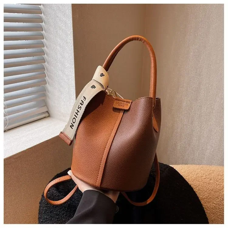Premium sense niche design color matching bucket bag classic versatile handbag large capacity commuter shoulder bag messenger