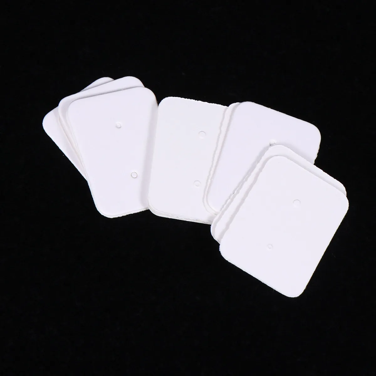 200 tarjetas para exhibir pendientes, hechas de papel kraft grueso, con ranuras preperforadas para sujetar joyas, ideales para guardar y vender pendientes, aros y colgantes.