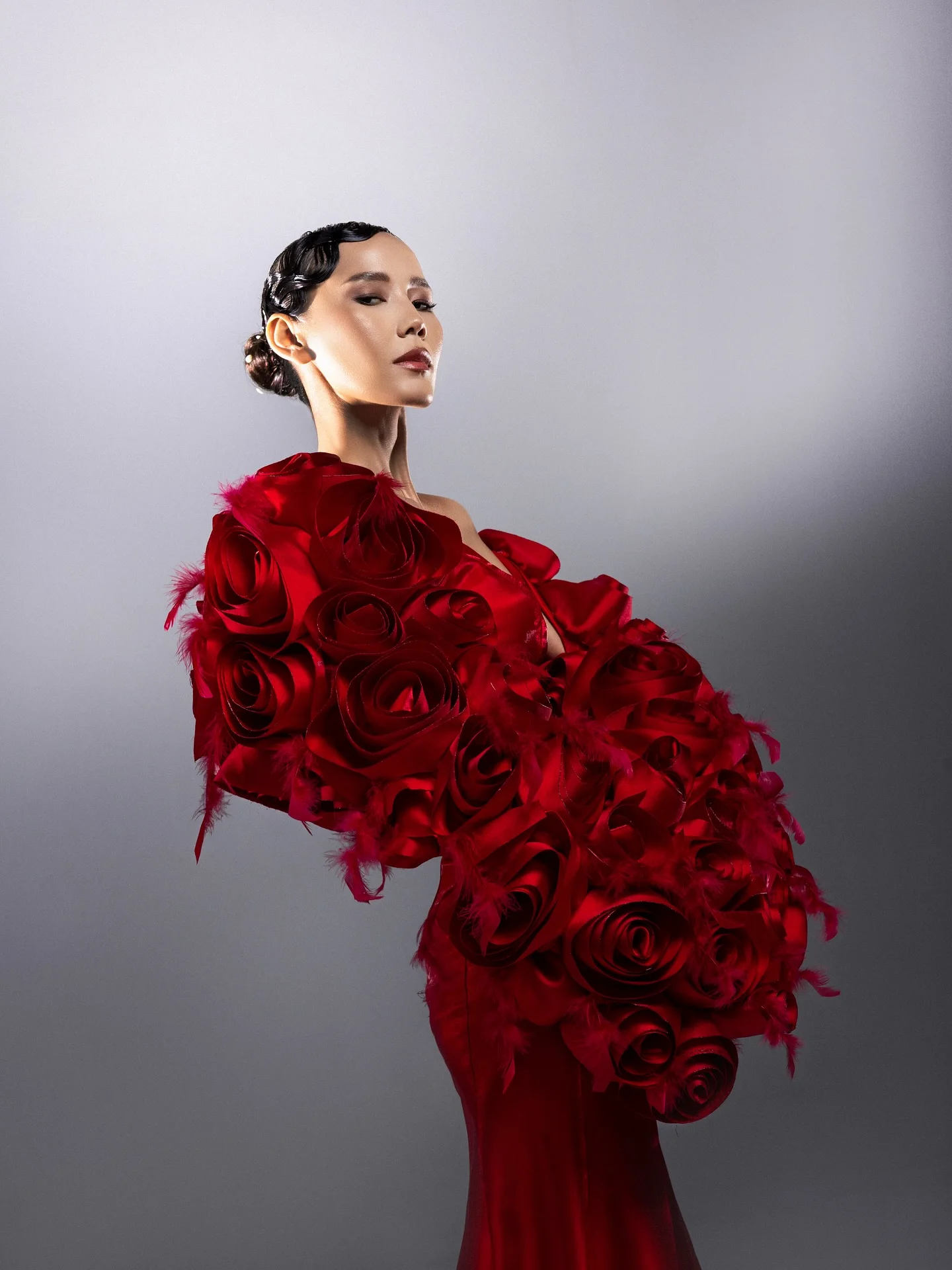 معطف وردي أحمر مزين بالزهور مع أكمام مميزة - ملابس خارجية رومانسية طليعية، عرض ساخن لعام 2026، قبعات حفلات عصرية للسيدات